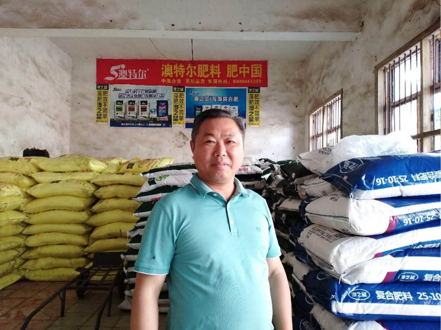 邱泽林在客户仓库查看出货情况.jpg